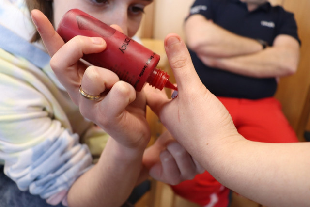 Bei einem Notfalldarstellungs-Kurs gestaltet eine Teilnehmerin eine Wunde mit Kunstblut.