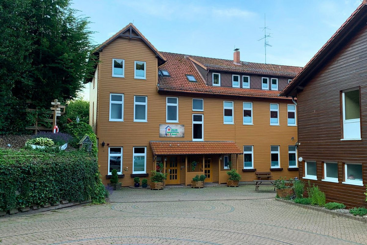 Haus des Jugendrotkreuzes Waldhaus Eingangsbereich und Innenhof des Haus des Jugendrotkreuzes in Einbeck