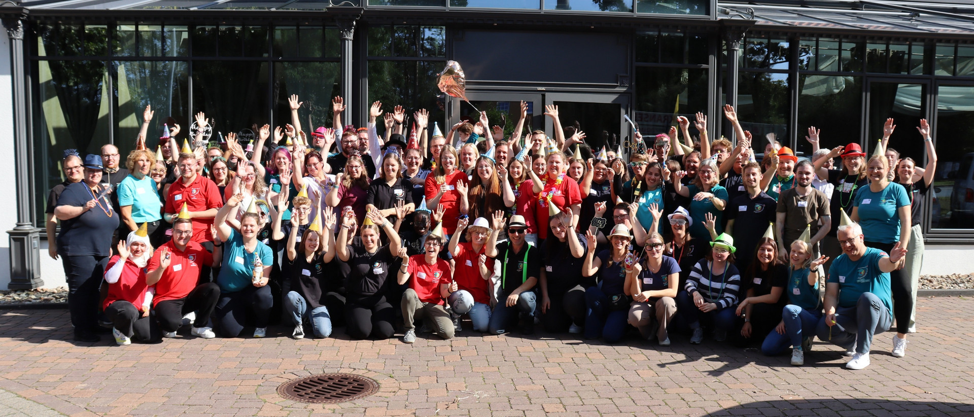 Gruppenfoto von einer JRK-Landeskonferenz mit festlichen Accessoires.