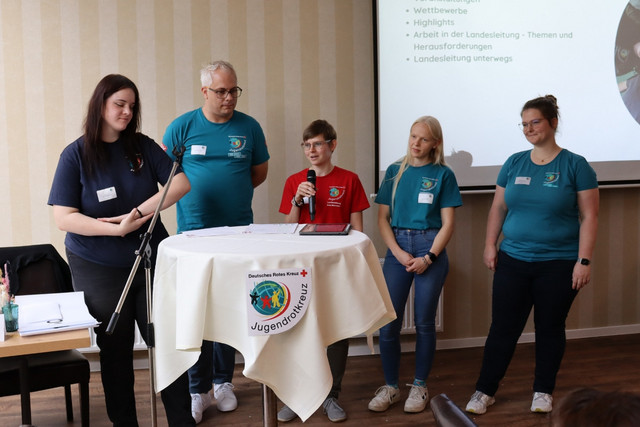 Die JRK-Landesleitung bei einer gemeinsamen Rede auf der Landeskonferenz.