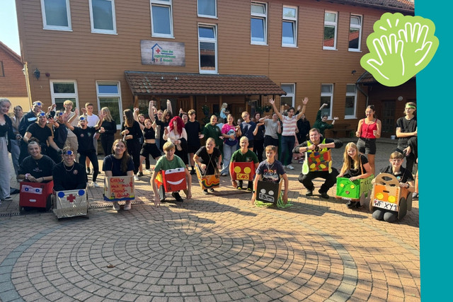 Gruppenbild von Jugendliche beim Seifenkistenrennen auf einem JRK Event.