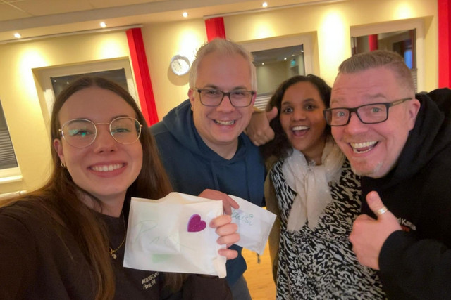 Ein Selfie von Teamenden eines Gruppenleitungskurses im Seminarraum.