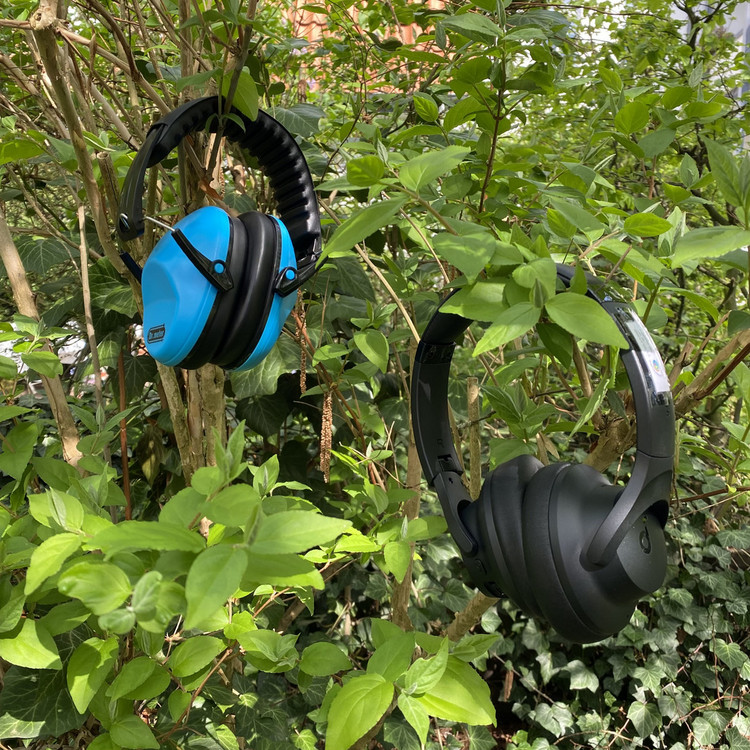 Pop-Up Store - Kopfhörer Ein blauer und ein schwarzer Overear-Kopfhörer.