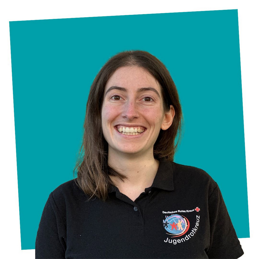 Porträt einer lächelnden Kontaktperson des Jugendrotkreuzes Niedersachsen in einem schwarzen JRK-T-Shirt.