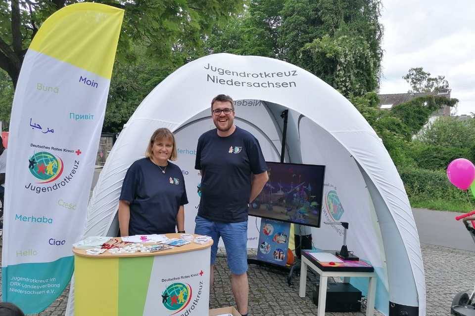 Zwei Ehrenamtliche betreuen den JRK Pop-Up Store