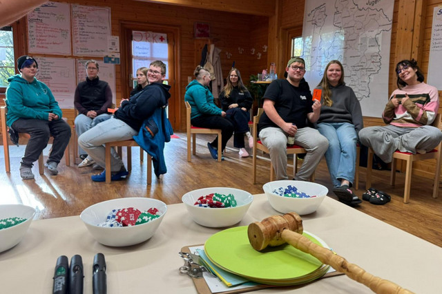 Teilnehmende der Ausbildung zur JRK-Gruppenleitung in einer Seminarrunde