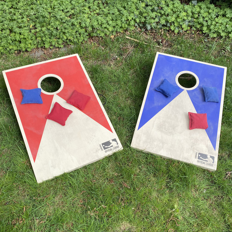 Pop-Up Store - Cornhole-Spiel Zwei Holzplatten mit Loch in der Mitte und Wurfsäckchen
