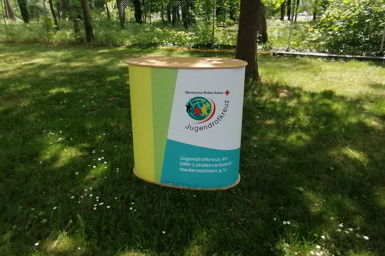 Pop-Up Store - Messetheke Eine Messetheke mit JRK-Logo und bunter Gestaltung in JRK Farben