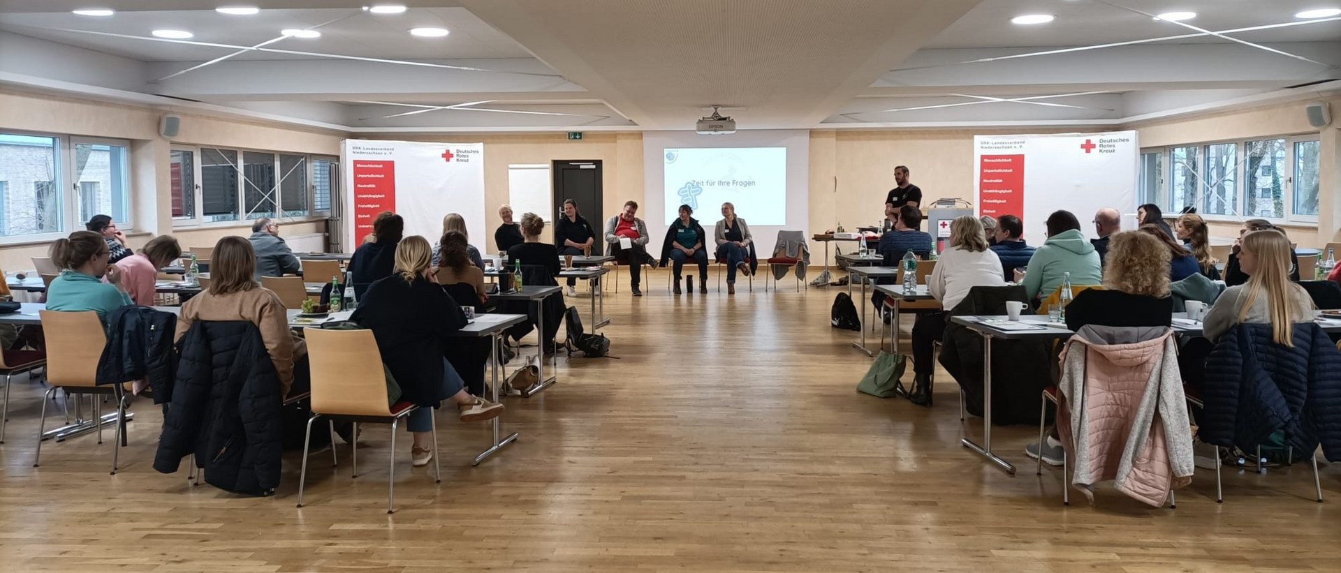 Fachtagung Schulsanitätsdienst - Titelbild Teilnehmende diskutieren Fachthemen bei der JRK-Fachtagung Schulsanitätsdienst.