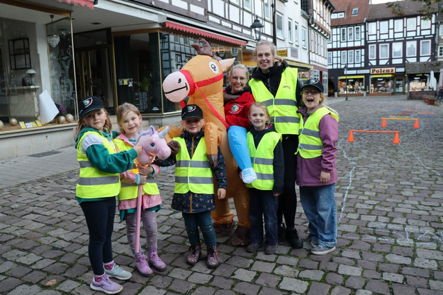 Eine JRK-Gruppe läuft bei einer Veranstaltung mit Warnwesten durch die Stadt.