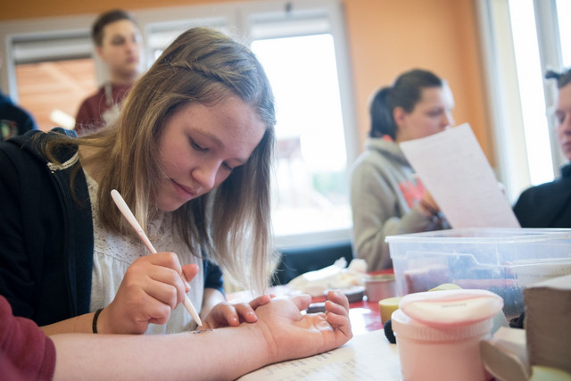 Bei einem Notfalldarstellungs-Kurs gestaltet ein JRK-Mitglied eine realistische Wunde.