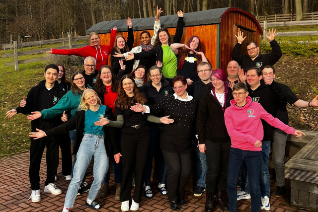 Die Mitglieder des Landesausschuss posieren für ein Gruppenfoto.