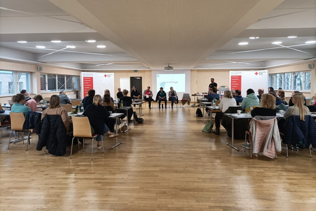 Teilnehmende diskutieren Fachthemen bei der JRK-Fachtagung Schulsanitätsdienst.