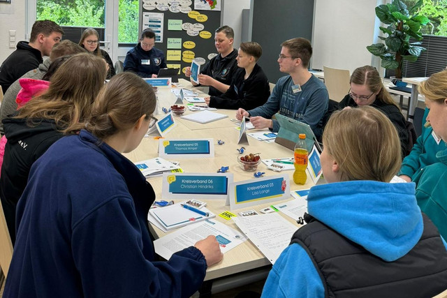 Die Teilnehmenden der Qualifikation für Leitungskräfte bei einem Planspiel.