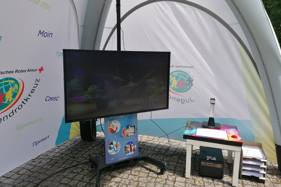 Der Bildschirm des Zauberaquariums im Zelt des Pop-Up Stores