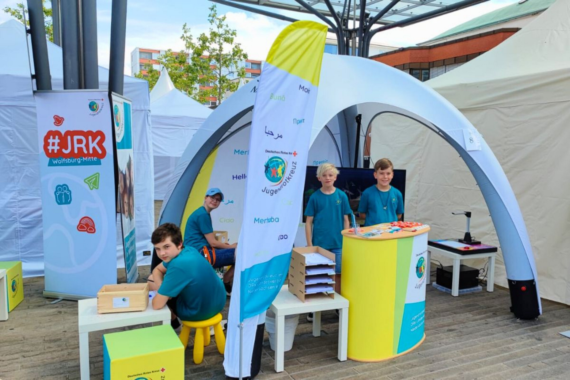 JRK vor Ort - Teaserbild JRK-Mitglieder an einem Werbestand des Jugendrotkreuz.