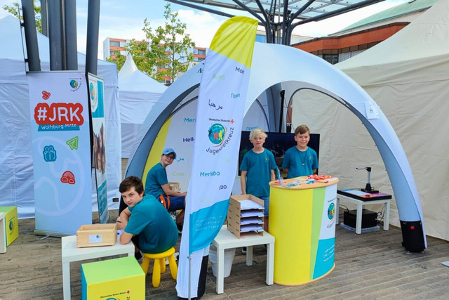 JRK-Mitglieder an einem Werbestand des Jugendrotkreuz.