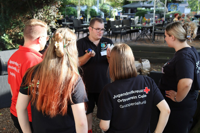 Eine JRK-Bezirksleitung stellt anderen JRK-Mitgliedern etwas vor.