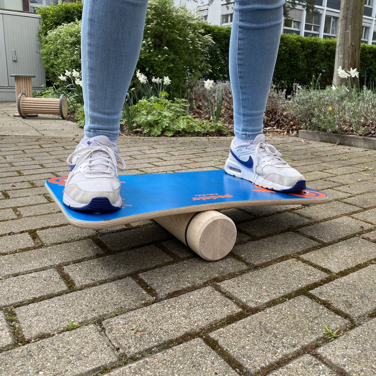 Pop-Up Store - Balanceboard Ein blaues Balanceboard
