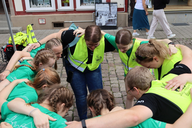 Eine JRK-Gruppe steht gemeinsam im Kreis.