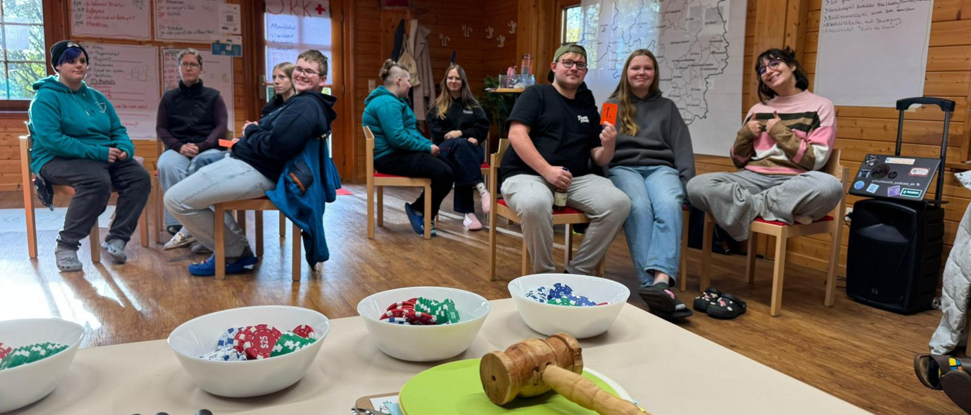 Teilnehmende der Ausbildung zur JRK-Gruppenleitung in einer Seminarrunde.