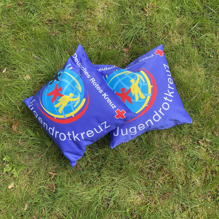 Pop-Up Store - Kissen Zwei blaue Kissen mit Jugendrotkreuz-Logo
