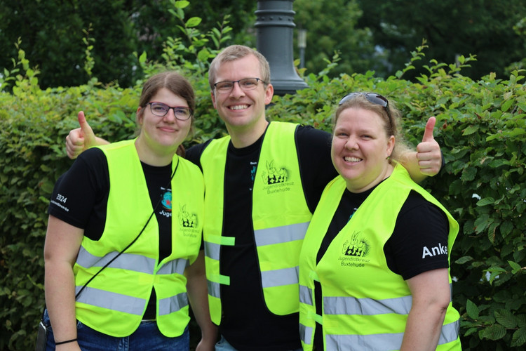 Drei JRK-Mitglieder in Warnwesten.