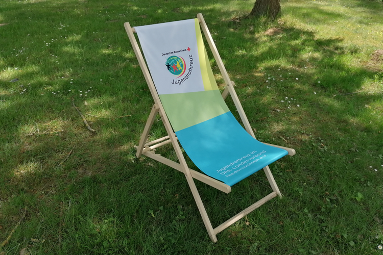 Pop-Up Store Liegestuhl Ein Liegestuhl mit JRK-Logo und bunter Gestaltung in JRK-Farben